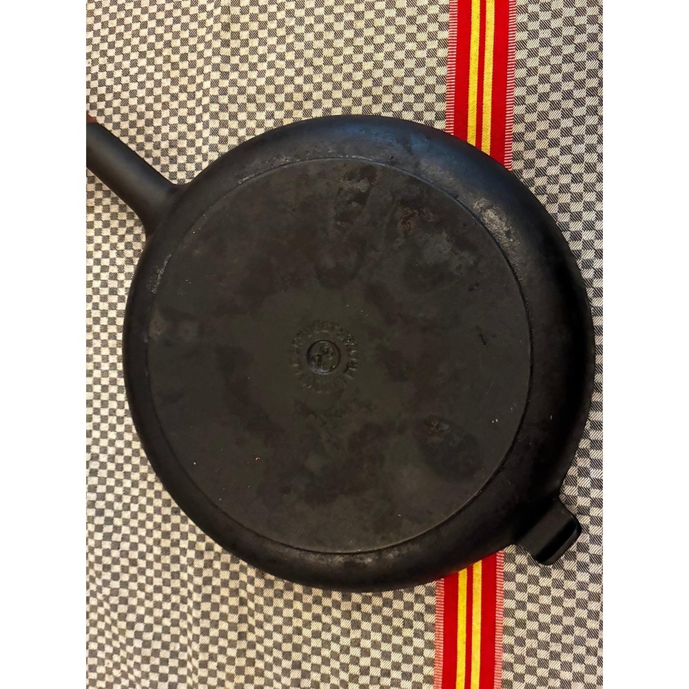 Le Creuset Enzo Mari Mama Skillet Black Cast Iron Wood Handle 26 cm - Picture 4 of 6